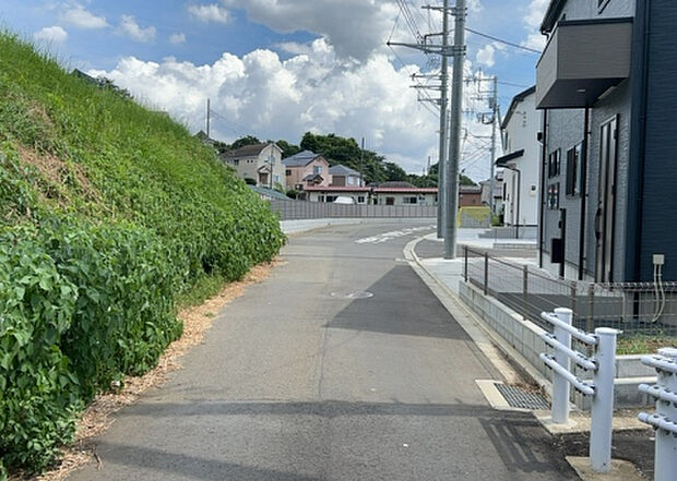 桜や紅葉の名所に出かける人は多いと思いますが、家にいながら季節の移ろいを感じる生活を送りませんか?リビングや窓から見える景色が生活を彩るワンポイントに!現地から見える景色を堪能してみては如何でしょう。