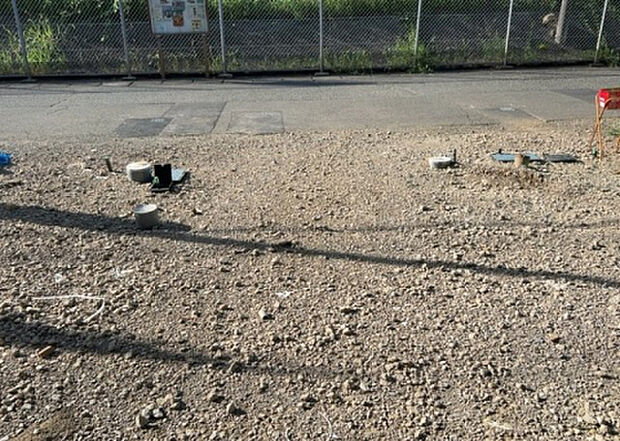 車一台あたりに必要なスペースは、標準サイズの普通自動車で横幅2m50cm、長さ5mは必要になります。ただし、乗降のことも考慮して横幅3m30cm、長さ5m50cmほどは確保できるところを選びましょう。