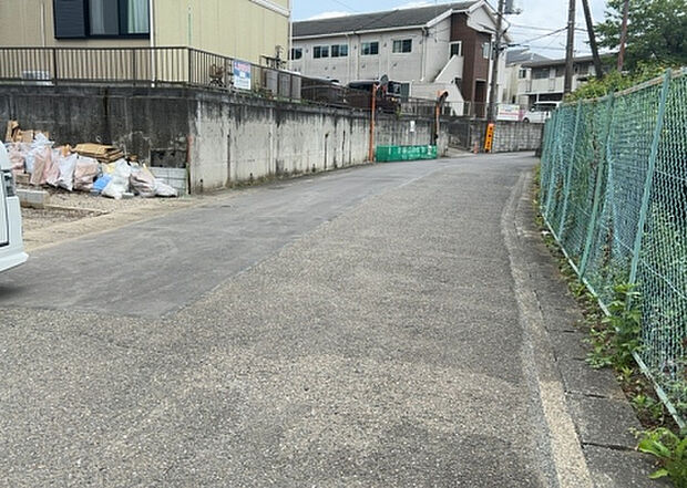 住宅用の土地では前面道路に2m以上接していなければならないと法律で定められています。しかし、お持ちの車のサイズやライフスタイルなどにより、2mでは利便が悪い場合もございますので、事前に確認しましょう。