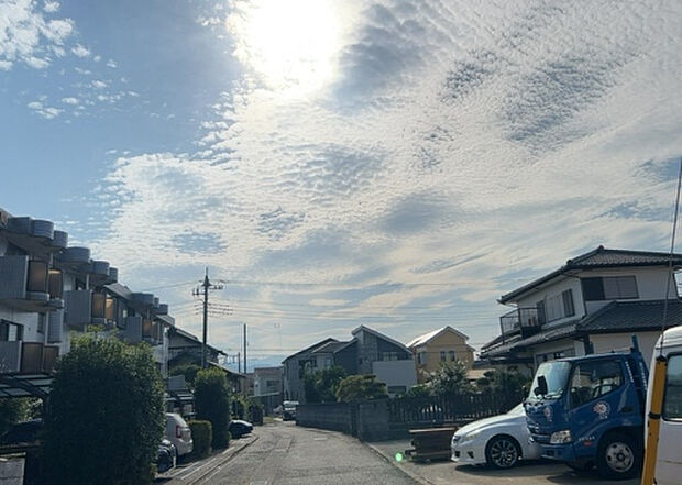 桜や紅葉の名所に出かける人は多いと思いますが、家にいながら季節の移ろいを感じる生活を送りませんか?リビングや窓から見える景色が生活を彩るワンポイントに!現地から見える景色を堪能してみては如何でしょう。
