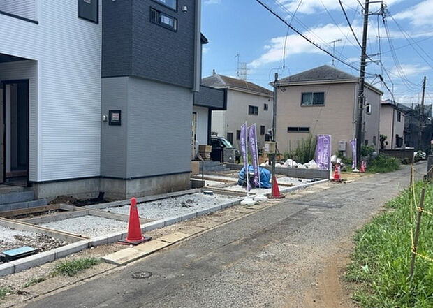 住宅用の土地では前面道路に2m以上接していなければならないと法律で定められています。しかし、お持ちの車のサイズやライフスタイルなどにより、2mでは利便が悪い場合もございますので、事前に確認しましょう。