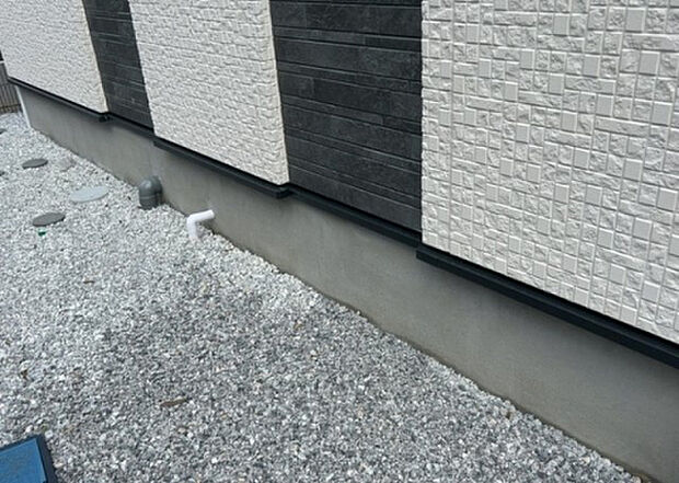 木造住宅とは土台、壁、柱など建築物の強度を支える構造体の材に木が使用されている構造を指します。構造体は建物の自重を支えるだけではなく風圧や水圧、積裁荷重などあらゆる衝撃に耐えるための基礎です。