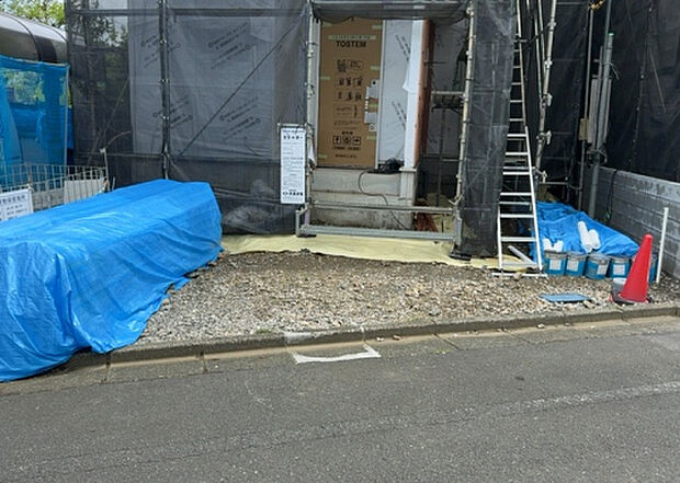 車一台あたりに必要なスペースは、標準サイズの普通自動車で横幅2m50cm、長さ5mは必要になります。ただし、乗降のことも考慮して横幅3m30cm、長さ5m50cmほどは確保できるところを選びましょう。