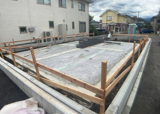木造住宅とは土台、壁、柱など建築物の強度を支える構造体の材に木が使用されている構造を指します。構造体は建物の自重を支えるだけではなく風圧や水圧、積裁荷重などあらゆる衝撃に耐えるための基礎です。