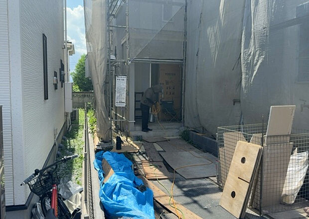木造住宅とは土台、壁、柱など建築物の強度を支える構造体の材に木が使用されている構造を指します。構造体は建物の自重を支えるだけではなく風圧や水圧、積裁荷重などあらゆる衝撃に耐えるための基礎です。