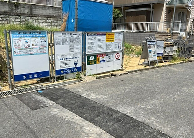 住宅用の土地では前面道路に2m以上接していなければならないと法律で定められています。しかし、お持ちの車のサイズやライフスタイルなどにより、2mでは利便が悪い場合もございますので、事前に確認しましょう。