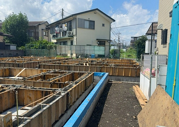 木造住宅とは土台、壁、柱など建築物の強度を支える構造体の材に木が使用されている構造を指します。構造体は建物の自重を支えるだけではなく風圧や水圧、積裁荷重などあらゆる衝撃に耐えるための基礎です。