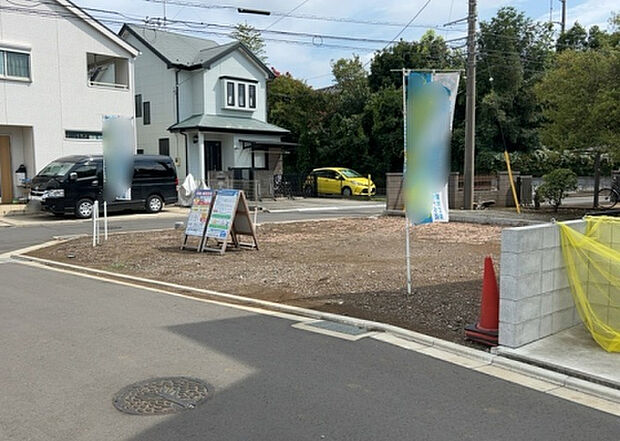 住宅用の土地では前面道路に2m以上接していなければならないと法律で定められています。しかし、お持ちの車のサイズやライフスタイルなどにより、2mでは利便が悪い場合もございますので、事前に確認しましょう。