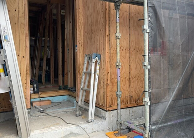 木造住宅とは土台、壁、柱など建築物の強度を支える構造体の材に木が使用されている構造を指します。構造体は建物の自重を支えるだけではなく風圧や水圧、積裁荷重などあらゆる衝撃に耐えるための基礎です。
