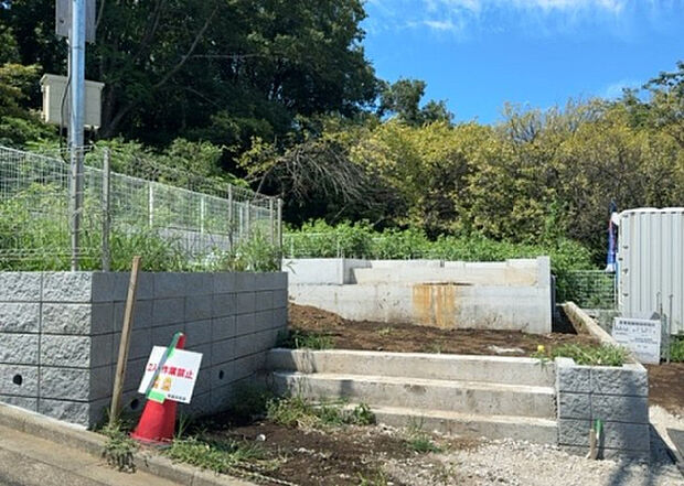 ついに完成致しました!現地をご見学に行く際は、道路の幅や周辺の交通量、施設などをご確認頂くことをおすすめします!物件の流れが早いため、内見をしたい方はお早めに当社営業までお問い合わせ頂きご予約下さい!