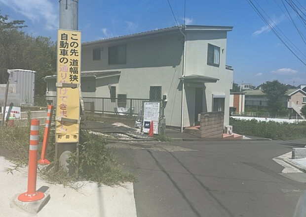 住宅用の土地では前面道路に2m以上接していなければならないと法律で定められています。しかし、お持ちの車のサイズやライフスタイルなどにより、2mでは利便が悪い場合もございますので、事前に確認しましょう。
