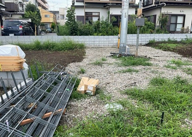 車一台あたりに必要なスペースは、標準サイズの普通自動車で横幅2m50cm、長さ5mは必要になります。ただし、乗降のことも考慮して横幅3m30cm、長さ5m50cmほどは確保できるところを選びましょう。