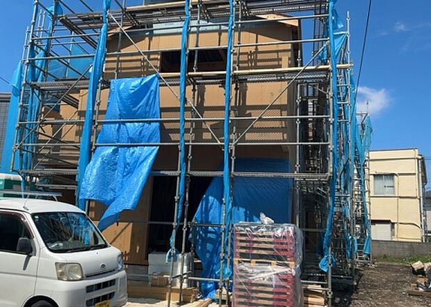 現地をご見学に行く際は、道路の幅や周辺の交通量、施設などをご確認頂くことをおすすめします！ある程度イメージをつけたいという場合は、同売主の施工事例や完成パースもお見せします。
