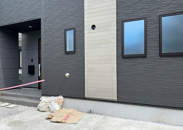 木造住宅とは土台、壁、柱など建築物の強度を支える構造体の材に木が使用されている構造を指します。構造体は建物の自重を支えるだけではなく風圧や水圧、積裁荷重などあらゆる衝撃に耐えるための基礎です。