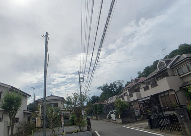 桜や紅葉の名所に出かける人は多いと思いますが、家にいながら季節の移ろいを感じる生活を送りませんか?リビングや窓から見える景色が生活を彩るワンポイントに!現地から見える景色を堪能してみては如何でしょう。