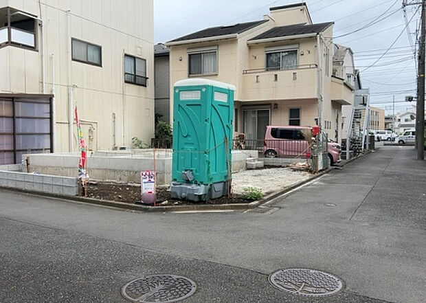 住宅用の土地では前面道路に2m以上接していなければならないと法律で定められています。しかし、お持ちの車のサイズやライフスタイルなどにより、2mでは利便が悪い場合もございますので、事前に確認しましょう。