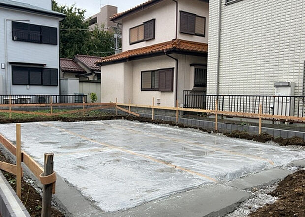 木造住宅とは土台、壁、柱など建築物の強度を支える構造体の材に木が使用されている構造を指します。構造体は建物の自重を支えるだけではなく風圧や水圧、積裁荷重などあらゆる衝撃に耐えるための基礎です。