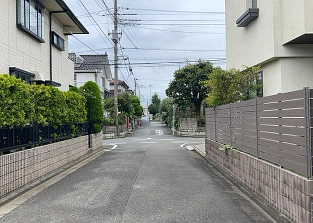 桜や紅葉の名所に出かける人は多いと思いますが、家にいながら季節の移ろいを感じる生活を送りませんか？リビングや窓から見える景色が生活を彩るワンポイントに！現地から見える景色を堪能してみては如何でしょう。