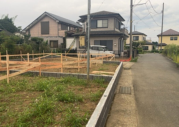 住宅用の土地では前面道路に2m以上接していなければならないと法律で定められています。しかし、お持ちの車のサイズやライフスタイルなどにより、2mでは利便が悪い場合もございますので、事前に確認しましょう。