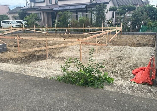 木造住宅とは土台、壁、柱など建築物の強度を支える構造体の材に木が使用されている構造を指します。構造体は建物の自重を支えるだけではなく風圧や水圧、積裁荷重などあらゆる衝撃に耐えるための基礎です。