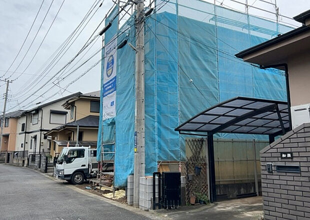 住宅用の土地では前面道路に2m以上接していなければならないと法律で定められています。しかし、お持ちの車のサイズやライフスタイルなどにより、2mでは利便が悪い場合もございますので、事前に確認しましょう。