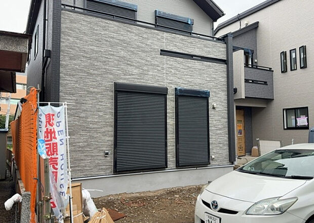 木造住宅とは土台、壁、柱など建築物の強度を支える構造体の材に木が使用されている構造を指します。構造体は建物の自重を支えるだけではなく風圧や水圧、積裁荷重などあらゆる衝撃に耐えるための基礎です。