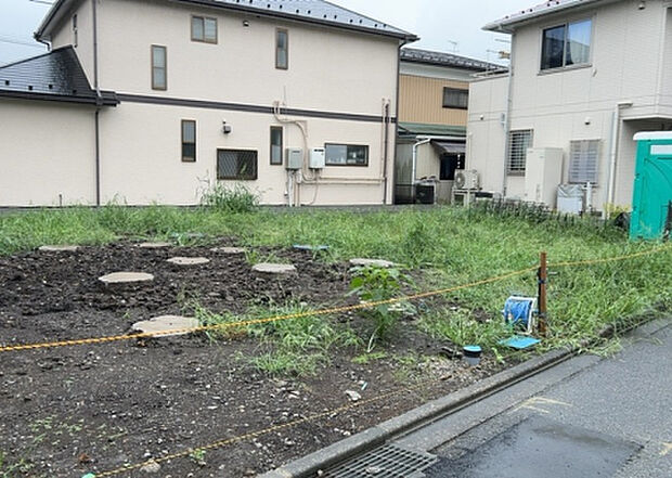 住宅用の土地では前面道路に2m以上接していなければならないと法律で定められています。しかし、お持ちの車のサイズやライフスタイルなどにより、2mでは利便が悪い場合もございますので、事前に確認しましょう。