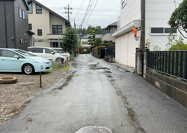 住宅用の土地では前面道路に2m以上接していなければならないと法律で定められています。しかし、お持ちの車のサイズやライフスタイルなどにより、2mでは利便が悪い場合もございますので、事前に確認しましょう。