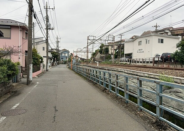 住宅用の土地では前面道路に2m以上接していなければならないと法律で定められています。しかし、お持ちの車のサイズやライフスタイルなどにより、2mでは利便が悪い場合もございますので、事前に確認しましょう。