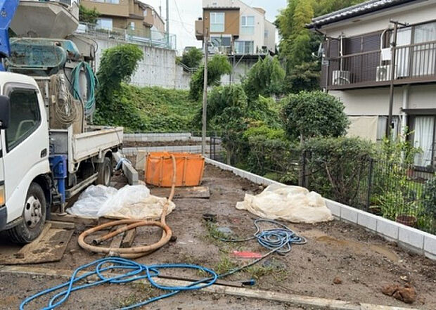 木造住宅とは土台、壁、柱など建築物の強度を支える構造体の材に木が使用されている構造を指します。構造体は建物の自重を支えるだけではなく風圧や水圧、積裁荷重などあらゆる衝撃に耐えるための基礎です。