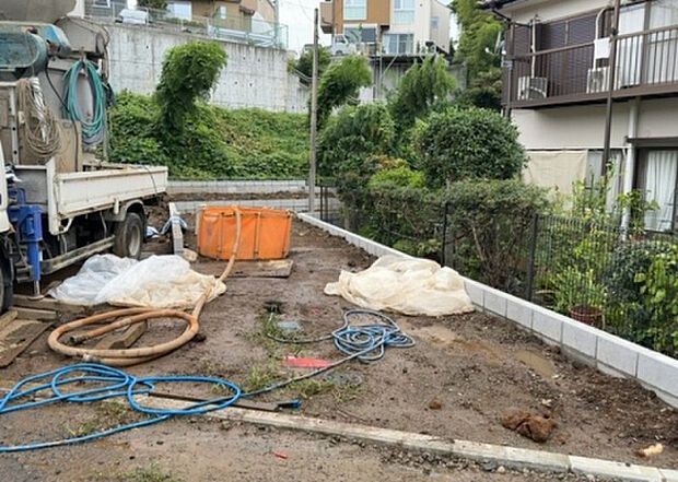 車一台あたりに必要なスペースは、標準サイズの普通自動車で横幅2m50cm、長さ5mは必要になります。ただし、乗降のことも考慮して横幅3m30cm、長さ5m50cmほどは確保できるところを選びましょう。