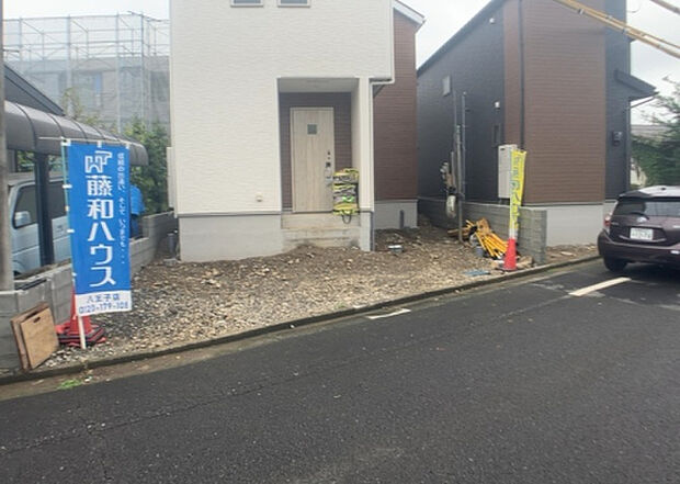 住宅用の土地では前面道路に2m以上接していなければならないと法律で定められています。しかし、お持ちの車のサイズやライフスタイルなどにより、2mでは利便が悪い場合もございますので、事前に確認しましょう。