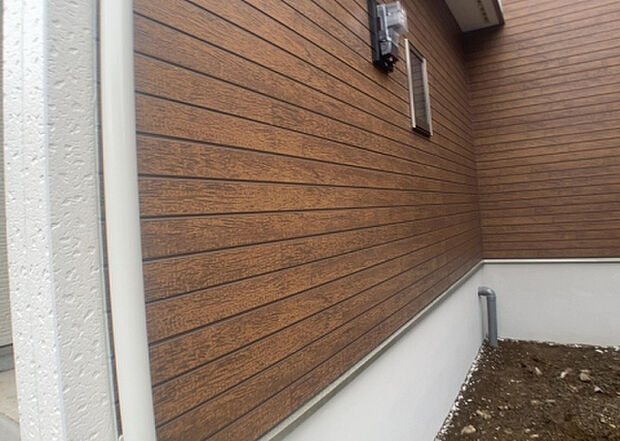 木造住宅とは土台、壁、柱など建築物の強度を支える構造体の材に木が使用されている構造を指します。構造体は建物の自重を支えるだけではなく風圧や水圧、積裁荷重などあらゆる衝撃に耐えるための基礎です。