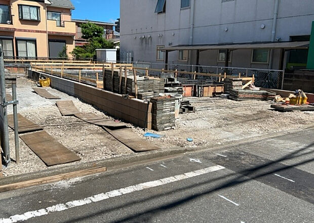 住宅用の土地では前面道路に2m以上接していなければならないと法律で定められています。しかし、お持ちの車のサイズやライフスタイルなどにより、2mでは利便が悪い場合もございますので、事前に確認しましょう。