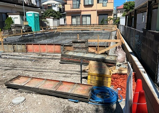 木造住宅とは土台、壁、柱など建築物の強度を支える構造体の材に木が使用されている構造を指します。構造体は建物の自重を支えるだけではなく風圧や水圧、積裁荷重などあらゆる衝撃に耐えるための基礎です。