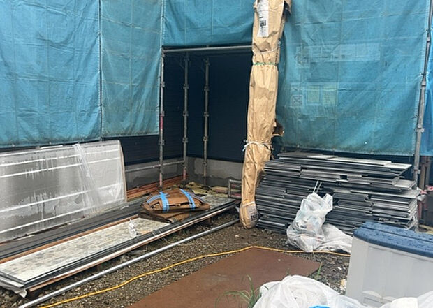 木造住宅とは土台、壁、柱など建築物の強度を支える構造体の材に木が使用されている構造を指します。構造体は建物の自重を支えるだけではなく風圧や水圧、積裁荷重などあらゆる衝撃に耐えるための基礎です。