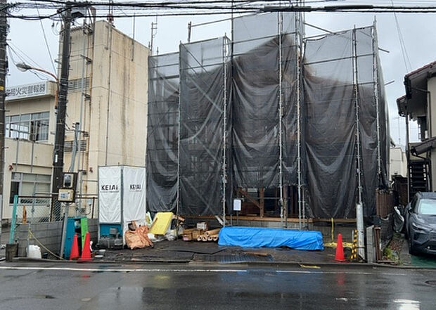 住宅用の土地では前面道路に2m以上接していなければならないと法律で定められています。しかし、お持ちの車のサイズやライフスタイルなどにより、2mでは利便が悪い場合もございますので、事前に確認しましょう。