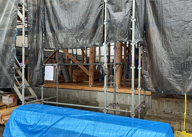 木造住宅とは土台、壁、柱など建築物の強度を支える構造体の材に木が使用されている構造を指します。構造体は建物の自重を支えるだけではなく風圧や水圧、積裁荷重などあらゆる衝撃に耐えるための基礎です。