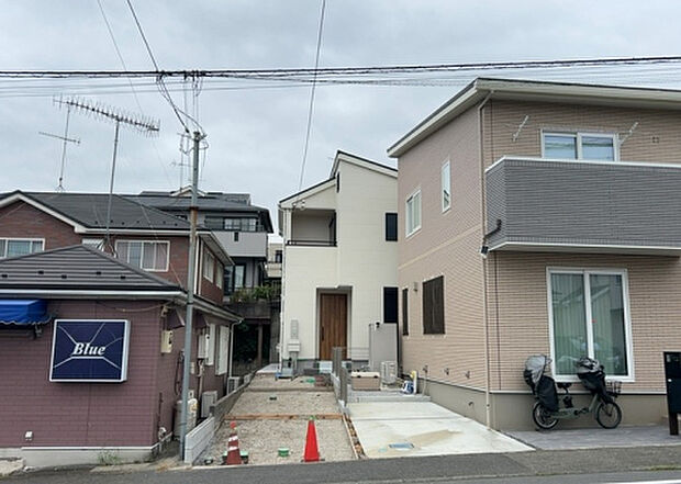 ついに完成致しました！現地をご見学に行く際は、道路の幅や周辺の交通量、施設などをご確認頂くことをおすすめします！物件の流れが早いため、内見をしたい方はお早めに当社営業までお問い合わせ頂きご予約下さい！