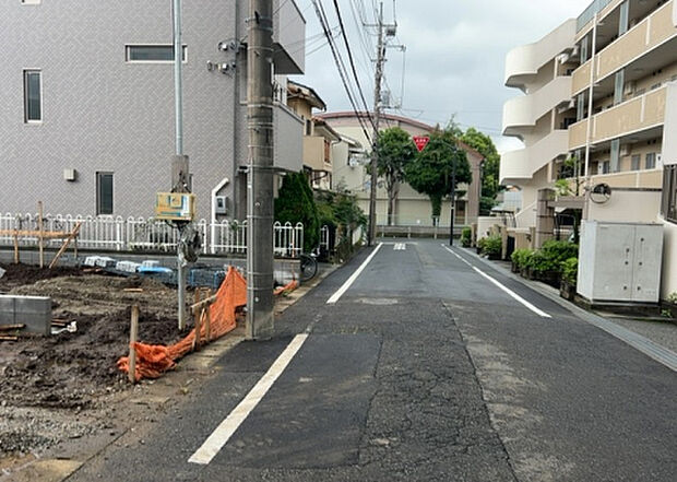 住宅用の土地では前面道路に2m以上接していなければならないと法律で定められています。しかし、お持ちの車のサイズやライフスタイルなどにより、2mでは利便が悪い場合もございますので、事前に確認しましょう。