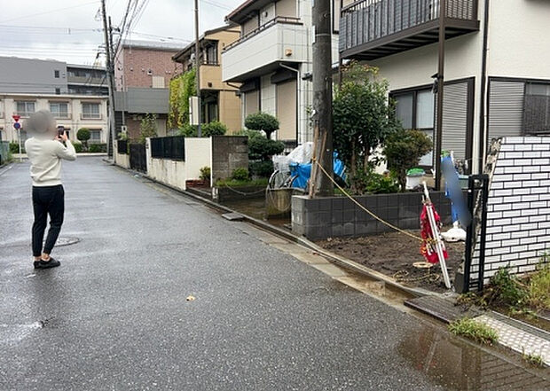 住宅用の土地では前面道路に2m以上接していなければならないと法律で定められています。しかし、お持ちの車のサイズやライフスタイルなどにより、2mでは利便が悪い場合もございますので、事前に確認しましょう。