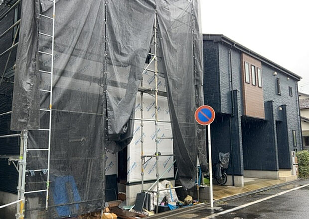 住宅用の土地では前面道路に2m以上接していなければならないと法律で定められています。しかし、お持ちの車のサイズやライフスタイルなどにより、2mでは利便が悪い場合もございますので、事前に確認しましょう。