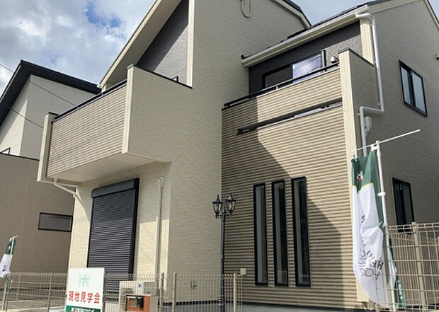 住宅用の土地では前面道路に2m以上接していなければならないと法律で定められています。しかし、お持ちの車のサイズやライフスタイルなどにより、2mでは利便が悪い場合もございますので、事前に確認しましょう。