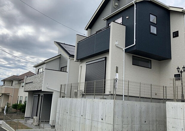 桜や紅葉の名所に出かける人は多いと思いますが、家にいながら季節の移ろいを感じる生活を送りませんか?リビングや窓から見える景色が生活を彩るワンポイントに!現地から見える景色を堪能してみては如何でしょう。