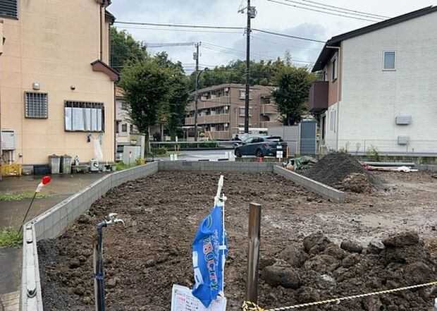 現地をご見学に行く際は、道路の幅や周辺の交通量、施設などをご確認頂くことをおすすめします!ある程度イメージをつけたいという場合は、同売主の施工事例や完成パースもお見せします。