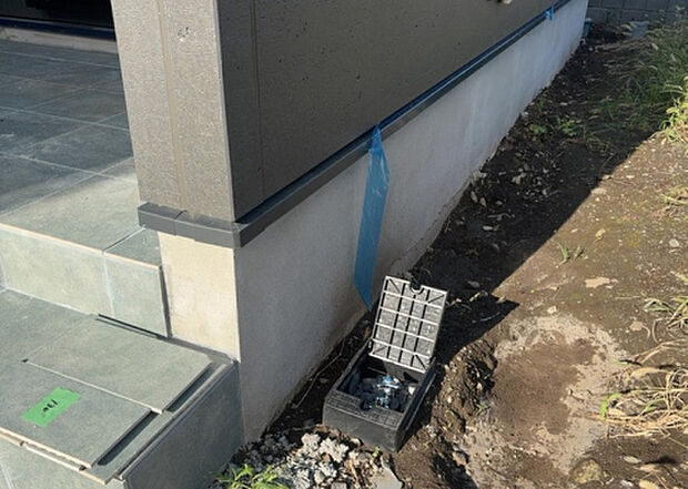 木造住宅とは土台、壁、柱など建築物の強度を支える構造体の材に木が使用されている構造を指します。構造体は建物の自重を支えるだけではなく風圧や水圧、積裁荷重などあらゆる衝撃に耐えるための基礎です。