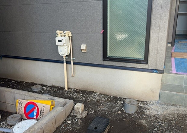 木造住宅とは土台、壁、柱など建築物の強度を支える構造体の材に木が使用されている構造を指します。構造体は建物の自重を支えるだけではなく風圧や水圧、積裁荷重などあらゆる衝撃に耐えるための基礎です。