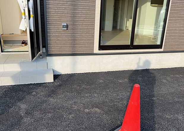 木造住宅とは土台、壁、柱など建築物の強度を支える構造体の材に木が使用されている構造を指します。構造体は建物の自重を支えるだけではなく風圧や水圧、積裁荷重などあらゆる衝撃に耐えるための基礎です。
