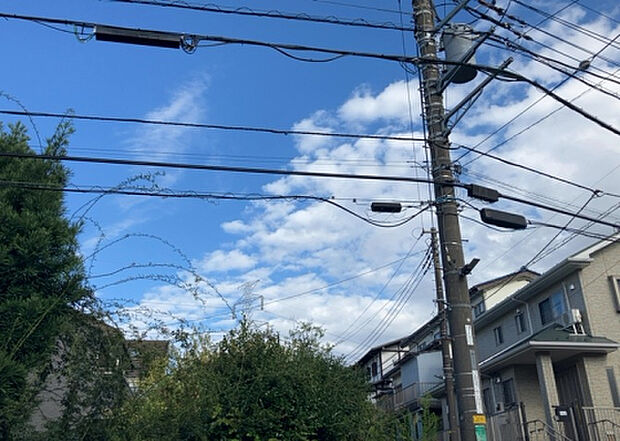 桜や紅葉の名所に出かける人は多いと思いますが、家にいながら季節の移ろいを感じる生活を送りませんか?リビングや窓から見える景色が生活を彩るワンポイントに!現地から見える景色を堪能してみては如何でしょう。