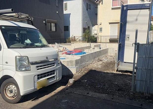 現地をご見学に行く際は、道路の幅や周辺の交通量、施設などをご確認頂くことをおすすめします！ある程度イメージをつけたいという場合は、同売主の施工事例や完成パースもお見せします。